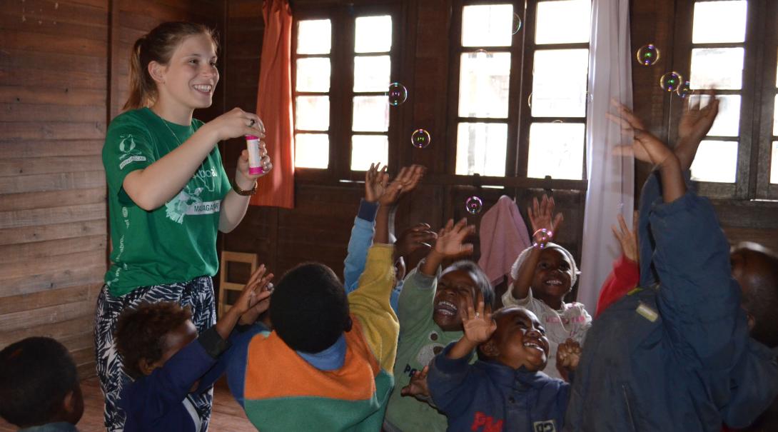 Dankzij fondsenwerving geeft een vrijwilliger nu les in Madagaskar. Een Projects Abroad vrijwilliger geeft les aan kinderen in Madagaskar nadat ze fondsenwerving deed voor haar reis.